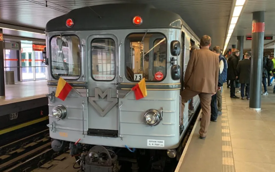VIDEO: Nuselákem projelo historické metro. Stavba je v pořádku, ujistil Hřib