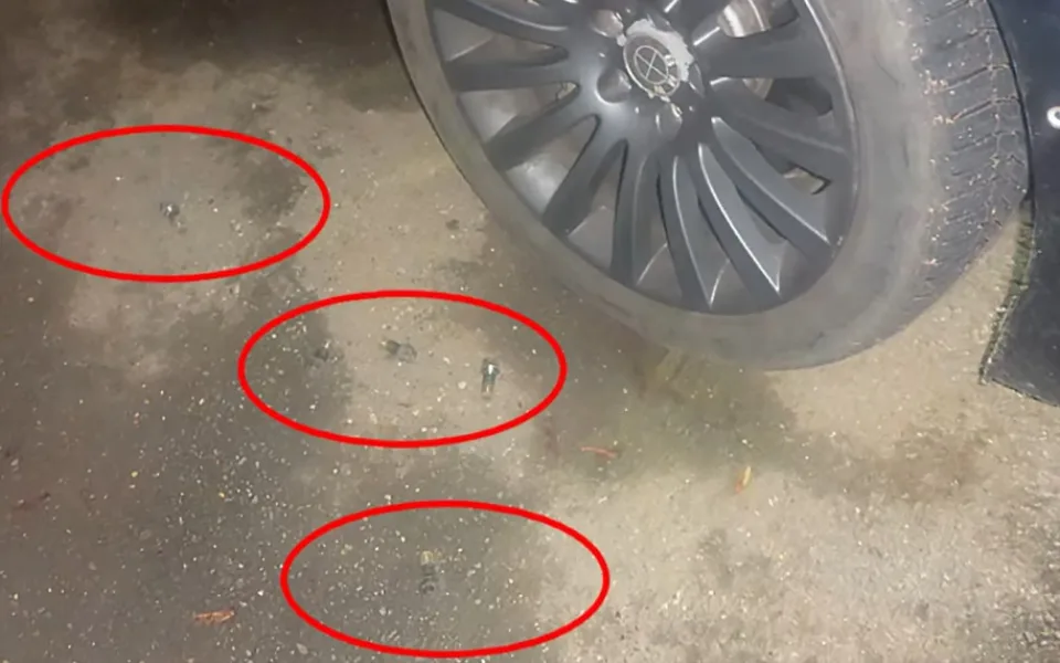 VIDEO: Svědek vyrušil dva zloděje při činu. Když se za chvíli vrátili na místo, chytili je strážníci