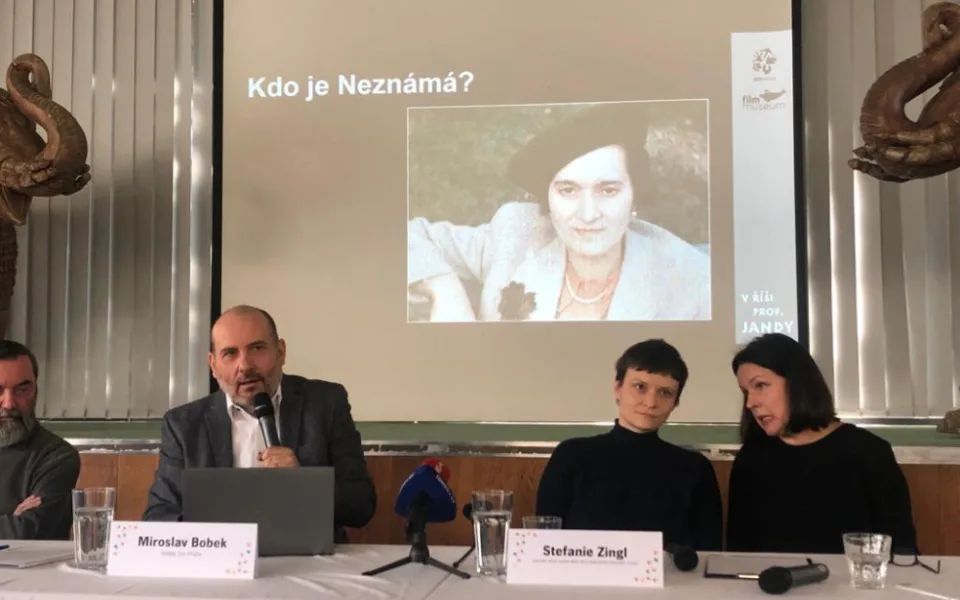 Žena z filmů je zatím neznámá.