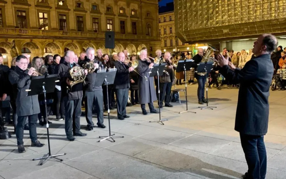 VIDEO: Lidé zpívali Ukrajinskou hymnu u Národního divadla, připomněli rok války