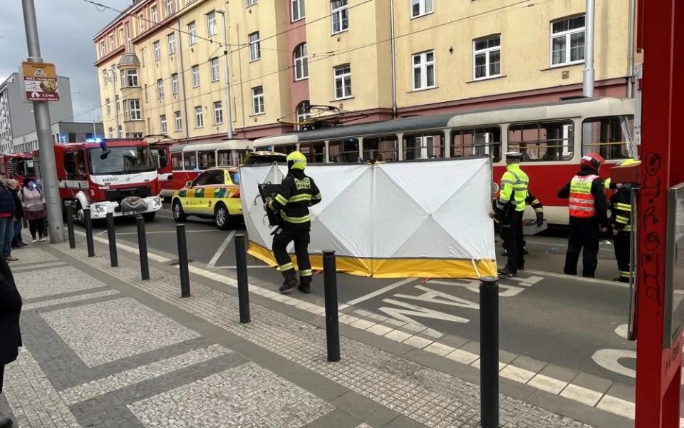 Tramvaj srazila člověka. Skončil v bezvědomí zaklíněný pod vozem