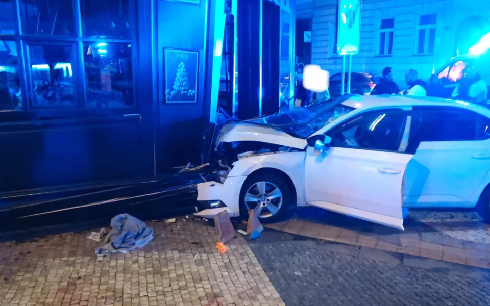 Řidič v Praze dostal záchvat za volantem a vjel na chodník. Pět lidí je zraněno