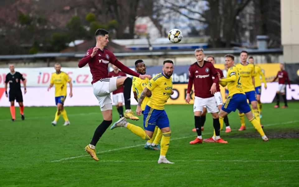 Sparta vedla ve Zlíně už 3:0, přesto se o výhru strachovala do posledních chvil