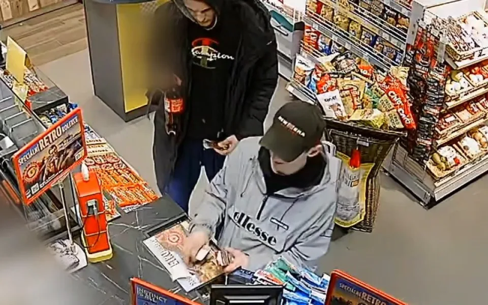 VIDEO: Zloději ukradli z auta platební kartu a rozjeli sérii nákupů. Pátrá po nich policie