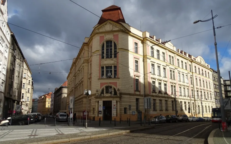 Praha 7 plánuje opravit školy a bytovku. Chce po magistrátu třicet milionů