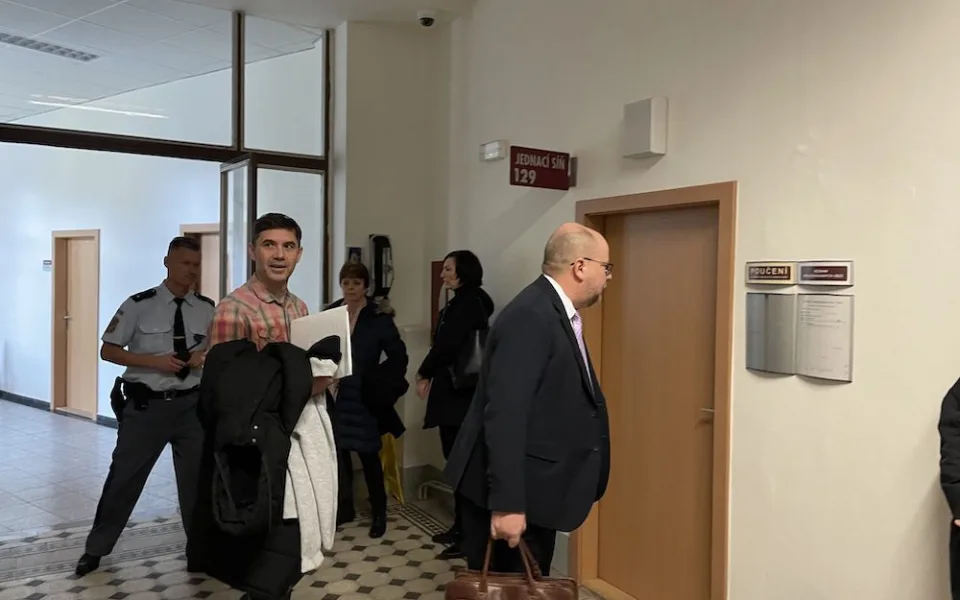 Dezinformátora Vrabela čeká soud. Jeho příznivci plánují demonstraci před budovou