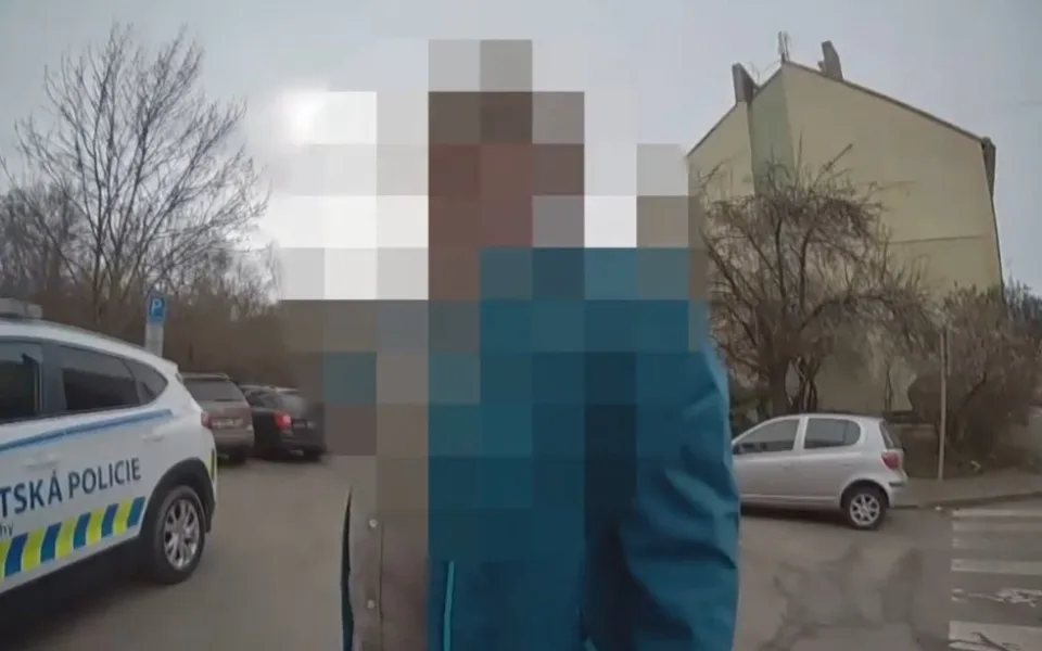 VIDEO: Opilý muž se zákazem řízení vysvětloval policii, že jel jenom kousek