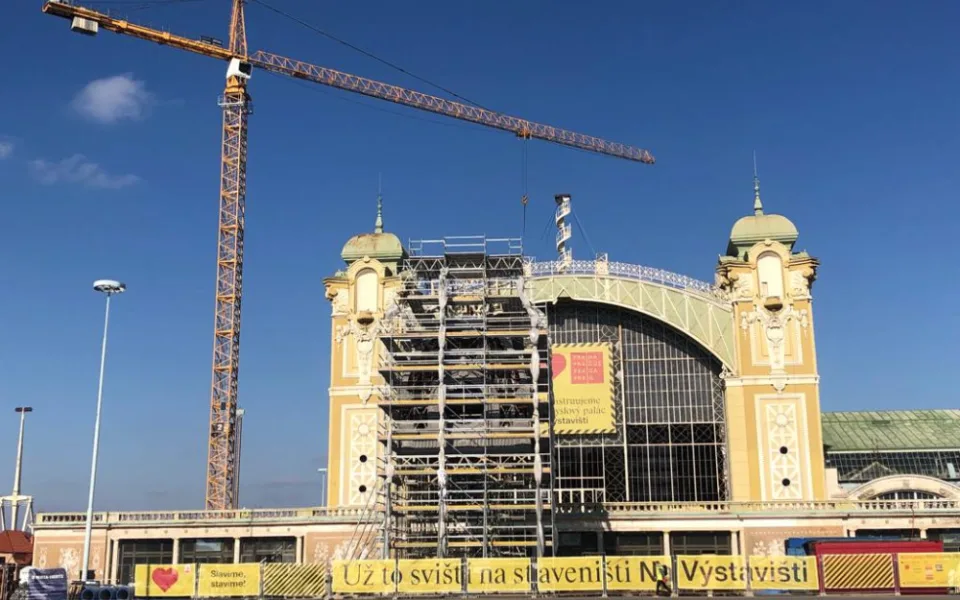 VIDEO: Průmyslový palác má za sebou první rok oprav. Zásahy z 50. let rekonstrukci komplikují