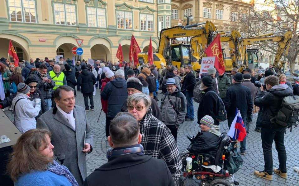 VIDEO: Na Paroubkově demonstraci v Praze vystupují komunisti i dezinformátoři