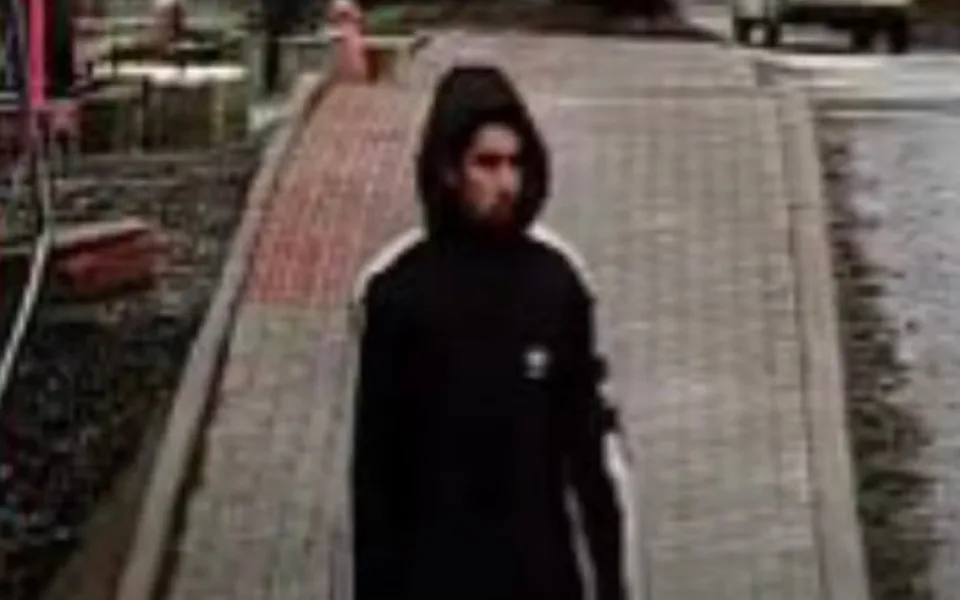 VIDEO: Muž onanuje před ženami. Pátrá po něm policie