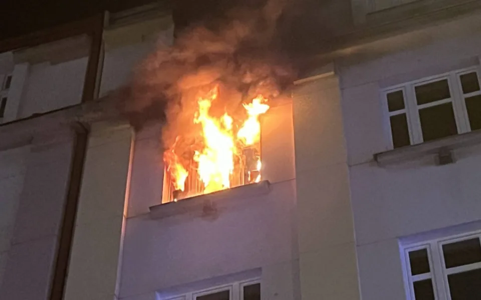 VIDEO: Hasiči zachránili při požáru bytu v Praze dva lidi