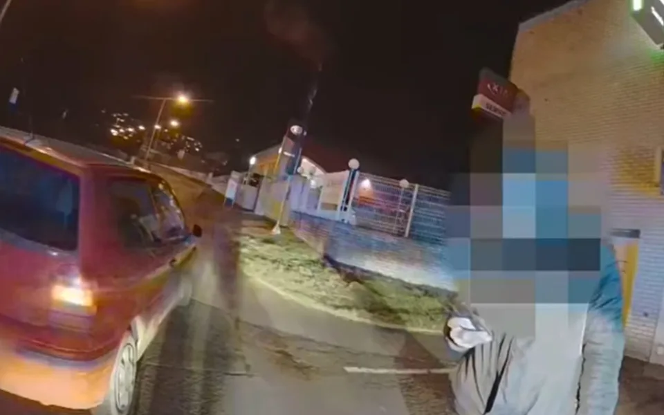 VIDEO: Strážníci zastavili muže kvůli rozbitému sklu. Zjistili, že je na drogách a nemá řidičák