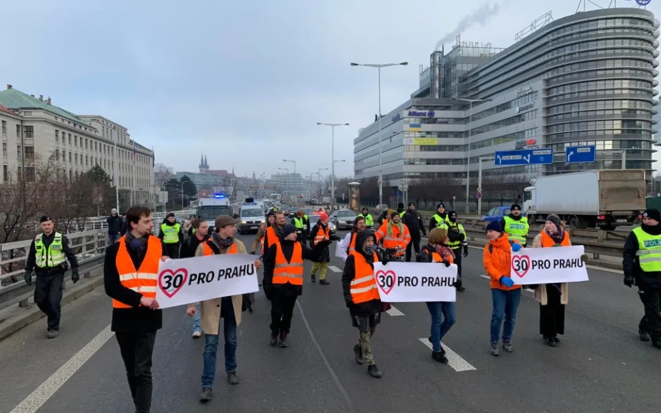 VIDEO: Aktivisté v Praze i dnes blokují dopravu. Bude to pravidelná akce, říkají