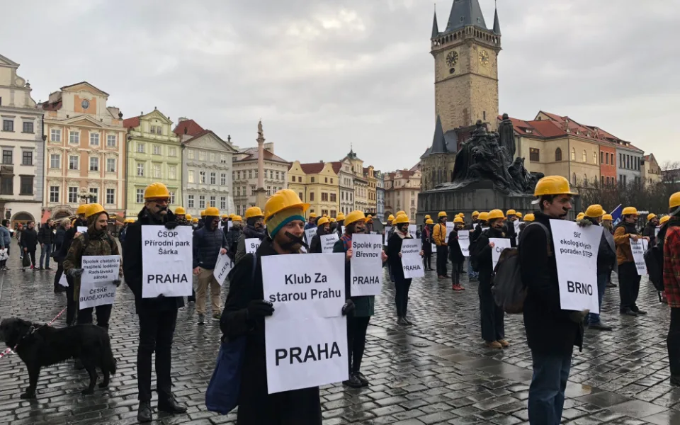 VIDEO: V centru Prahy protestovaly proti novele stavební zákona desítky lidí