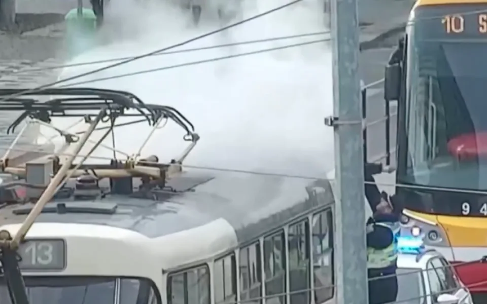 Tramvaji doutnala střecha.