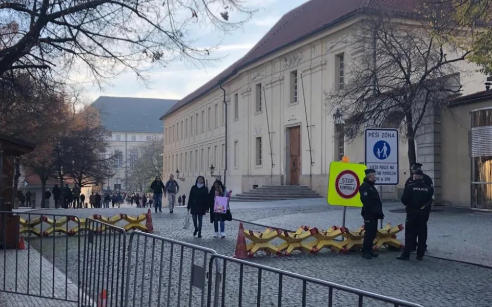 Vstup do areálu Pražského hradu je hlídaný.