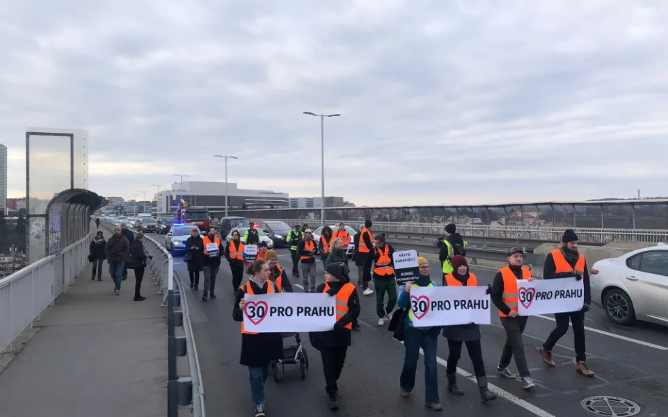 VIDEO: Aktivisté opět blokovali dopravu, tentokrát na Nuselském mostě