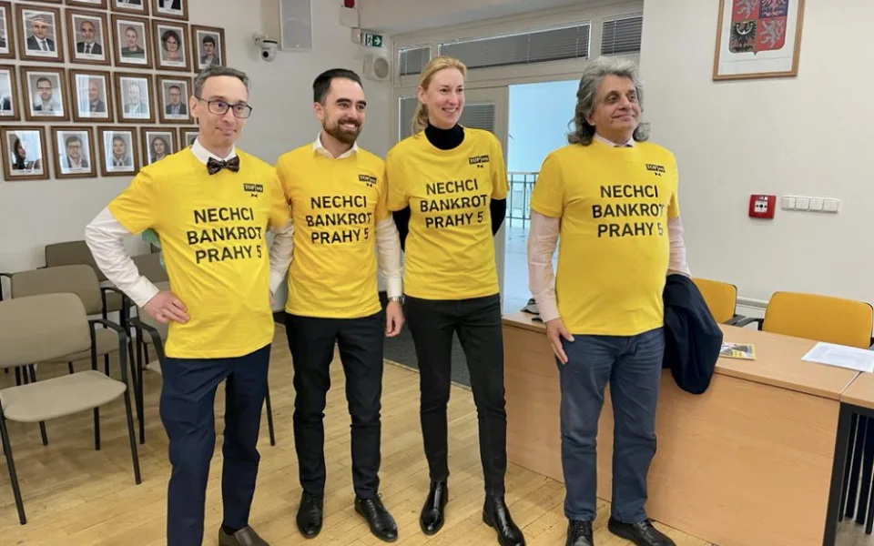 Opozice přišla v tričkách s nápisem Nechci bankrot Prahy 5.