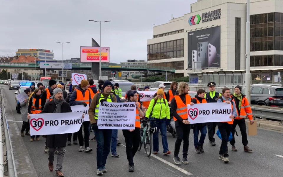 VIDEO: Blokády dopravy v Praze pokračují. Auta na Nuseláku jedou krokem