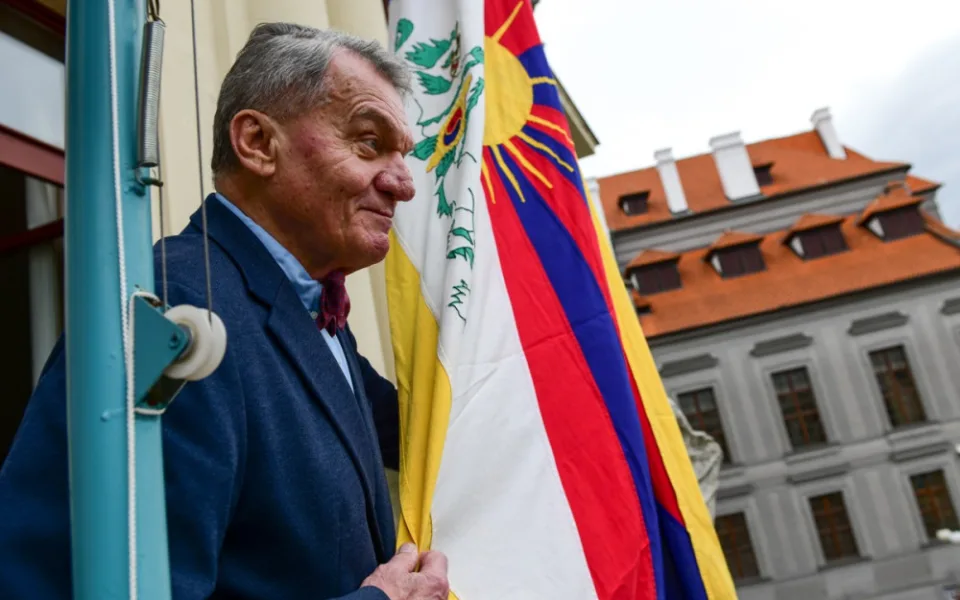 Praha si připomíná krvavé potlačení tibetského povstání. Radnice vyvěsily vlajky