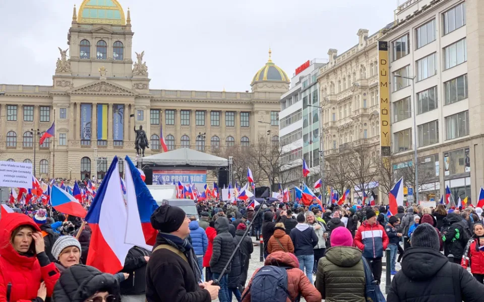 Demonstranti chtěli strhnout ukrajinskou vlajku z Národního muzea