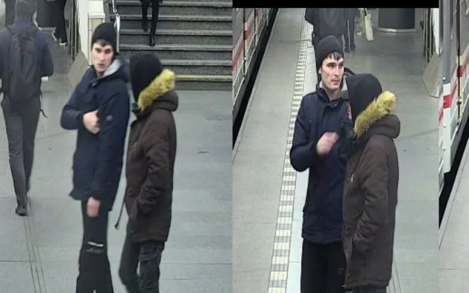 VIDEO: Mladíci si vyhlédli ženu, kterou chtěli okrást. Skončila na zemi