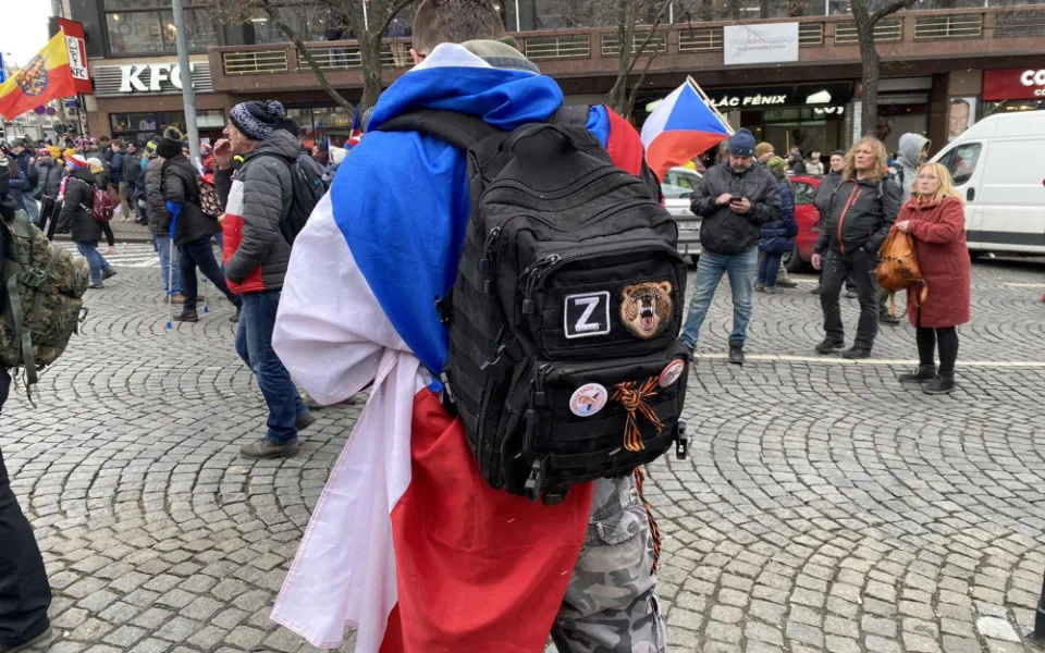 Muž, který přišel na demonstraci označený písmenem Z, je podezřelý z trestného činu