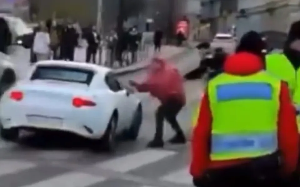 Demonstranti zaútočili na ženu v autě s ukrajinskými značkami. Měla jsem velký strach, říká