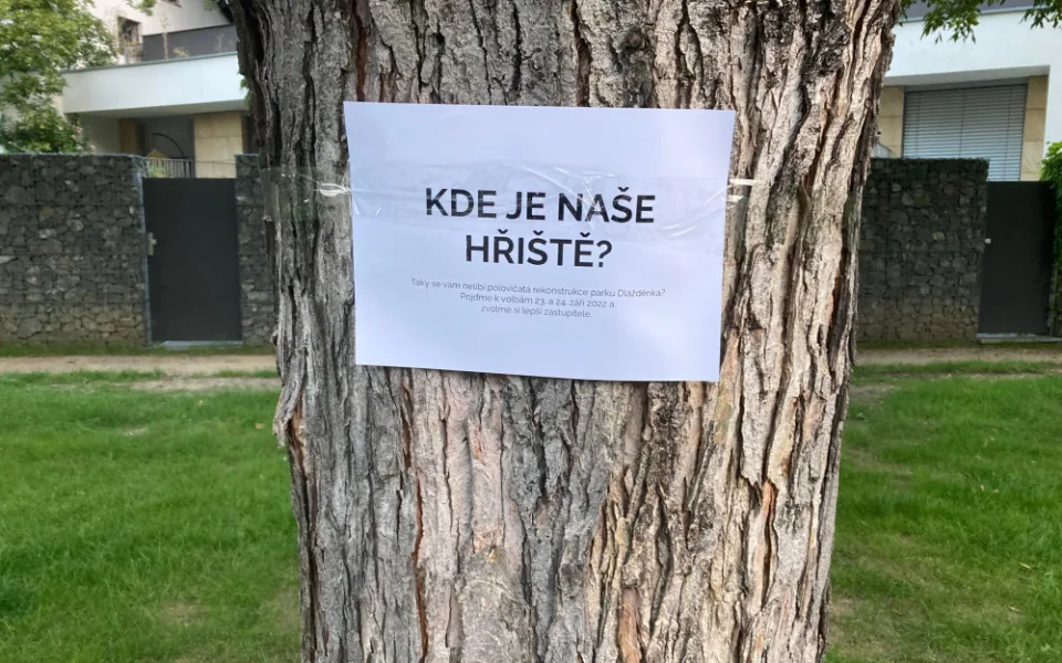 V září minulého roku vyvěsili před volbami v parku letáky s dotazy.
