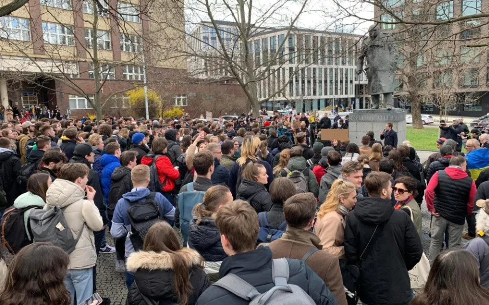 Studenti demonstrují před budovou VŠE za odchod děkana Ševčíka