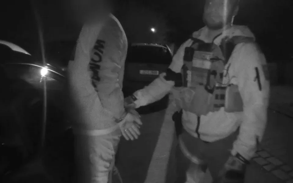 Muž policistům neutekl.