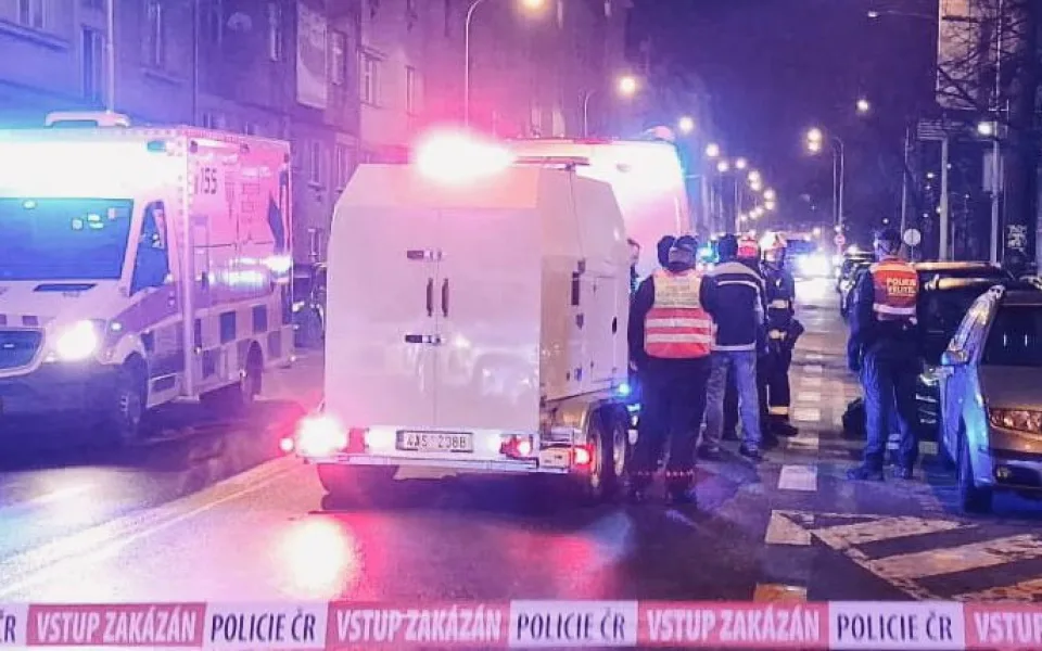 Policisté zasahovali ve Vrchlického ulici. Muž tam hrozil výbuchem