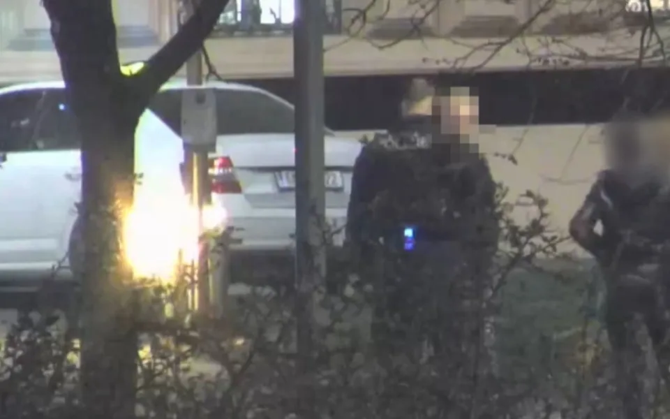 VIDEO: Opilý mladík se bavil podpalováním košů. Před kamarády si vše natáčel na mobil