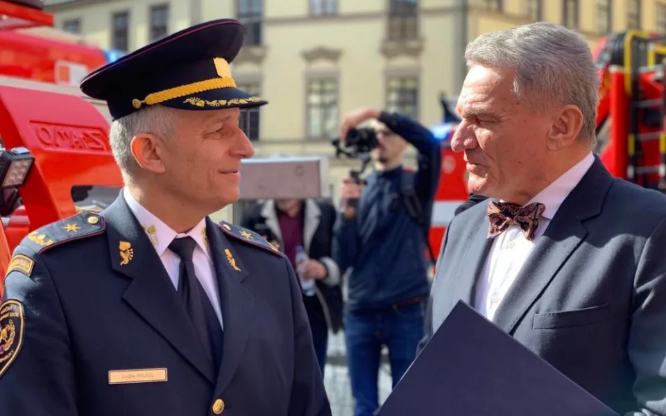 VIDEO: Pražští hasiči si připomínají významné výročí. Vyrazili na spanilou jízdu městem