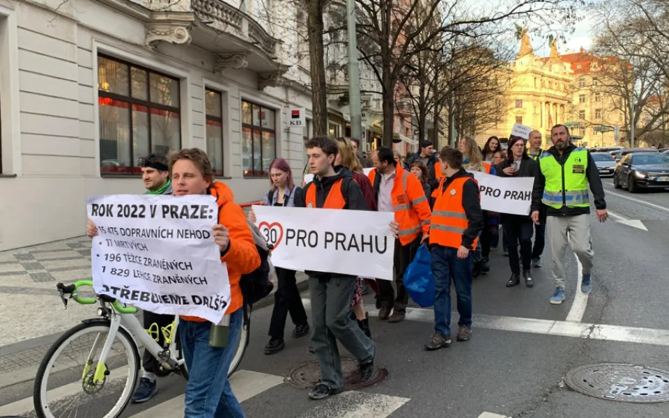 VIDEO: Aktivisté zahájili šestý pochod za třicítku v Praze. Přišli i odpůrci