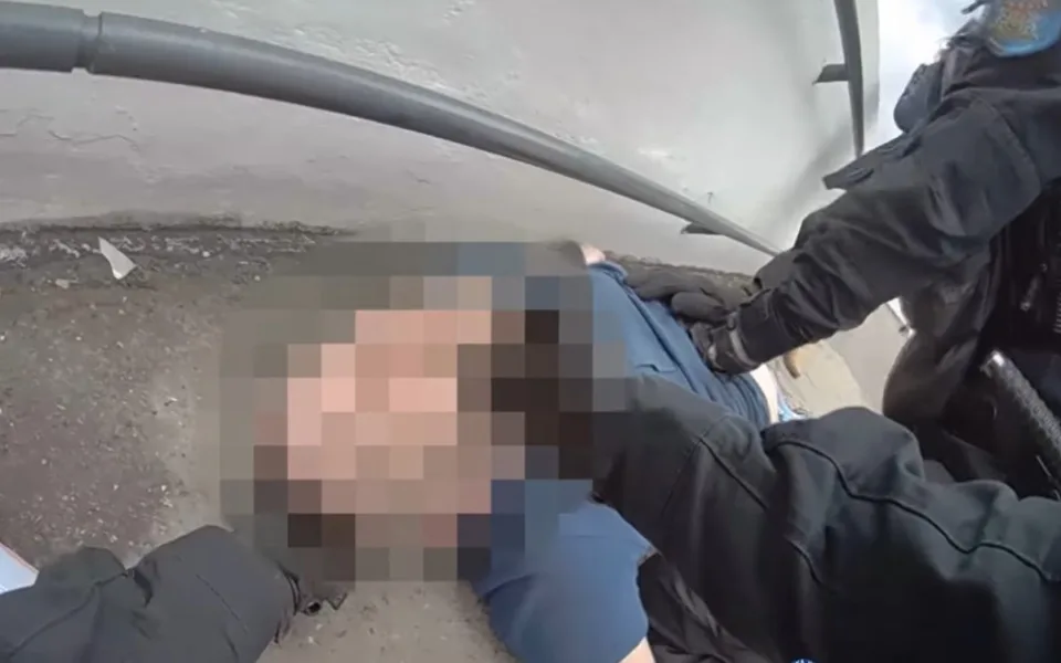 VIDEO: Muž si dal heroin a zkolaboval. Život mu zachránili pražské strážnice