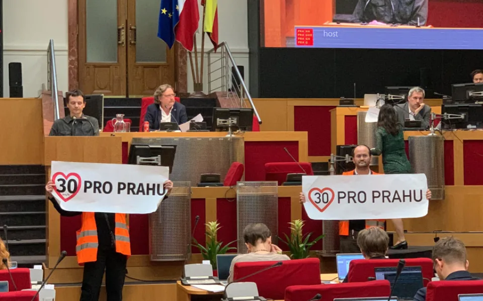 VIDEO: Aktivisté usilující o zavedení třicítky v Praze přišli na zastupitelstvo