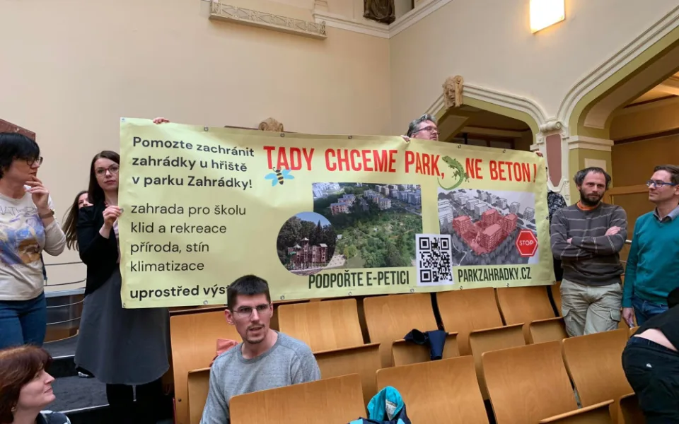 Místní protestují proti výstavbě na místě zahrádek. Praha zkusí pozemky vykoupit