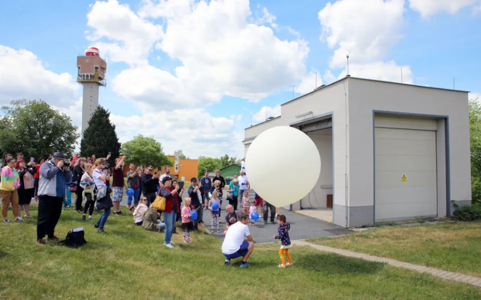 Patnáct minut po poledni vypustí meteorologický balon.
