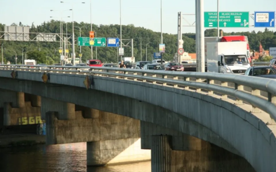 Praha dostane od státu půl miliardy korun na opravu komunikací