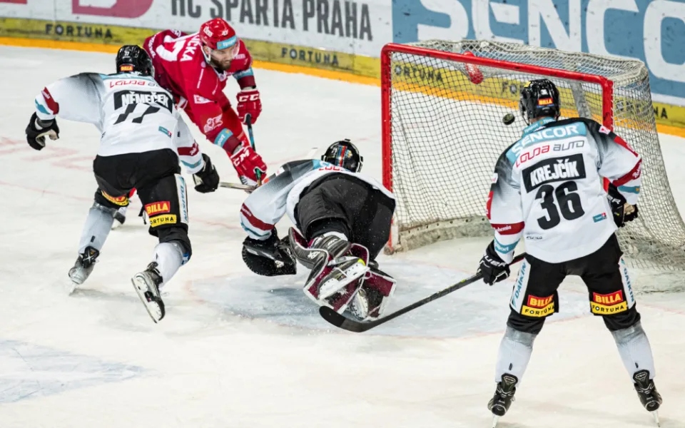 Hokejisté Třince porazili Spartu 3:0 a na zápasy vedou 3:2