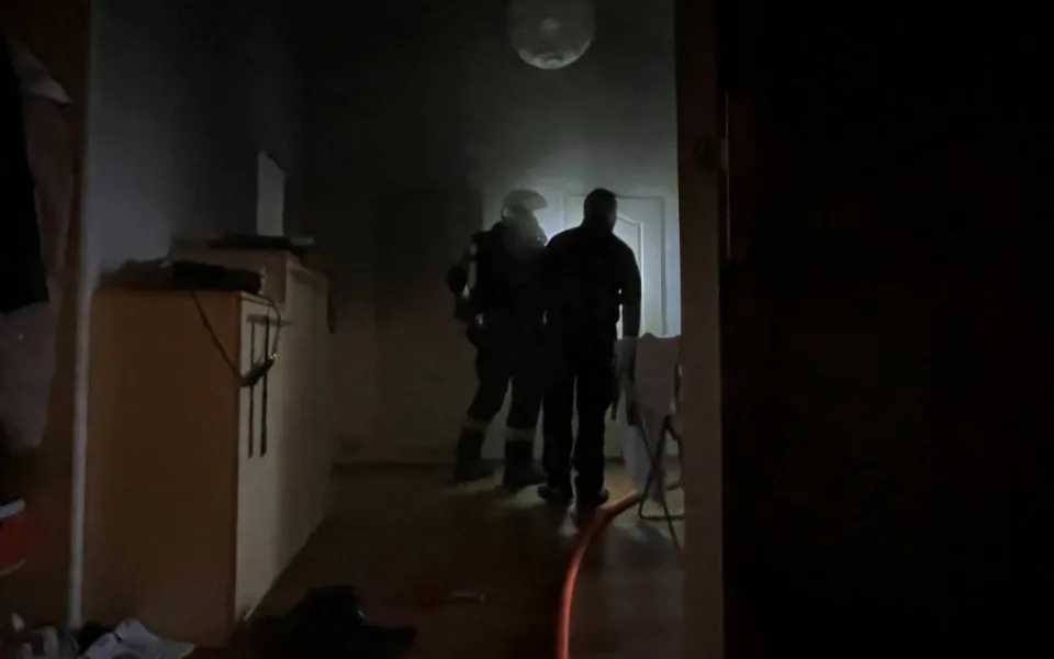 Hasiči zasahovali u požáru v Praze 3, evakuovalo se 20 lidí