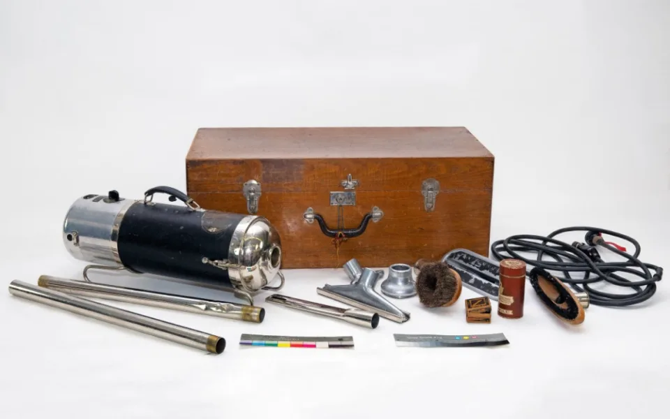 Vysavač Elektrostar z roku 1931.