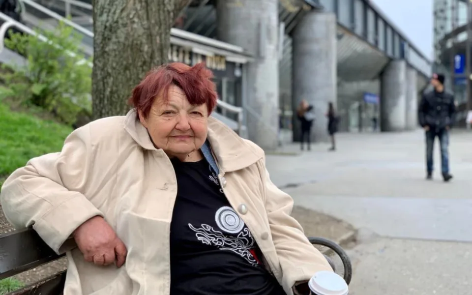 „Dobrý den, prosím vás...“ Věra sedává na stejné lavičce před nádražím roky