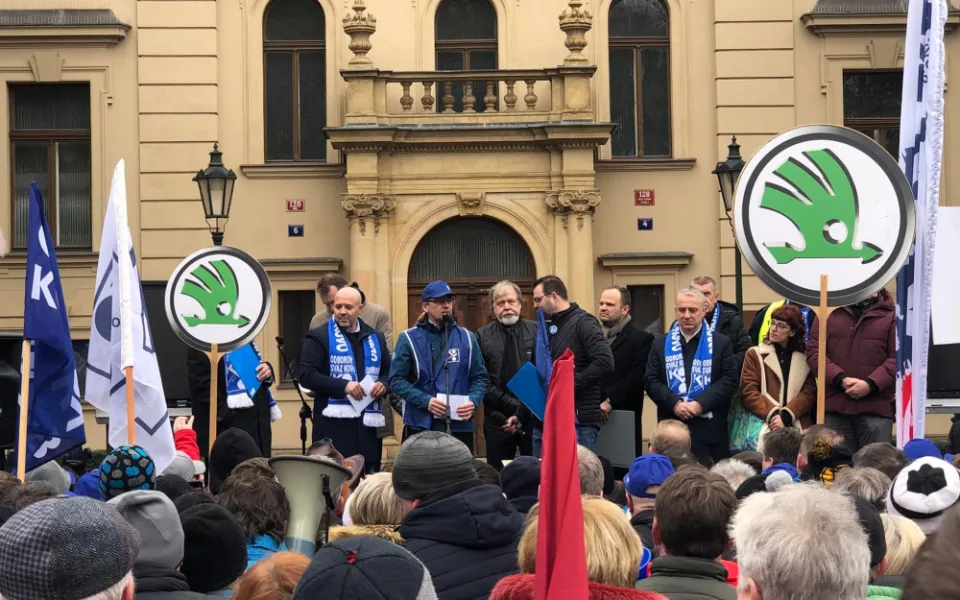 VIDEO: Odboráři protestují proti reformě důchodů před úřadem vlády, ta ale zasedá v Jeseníku
