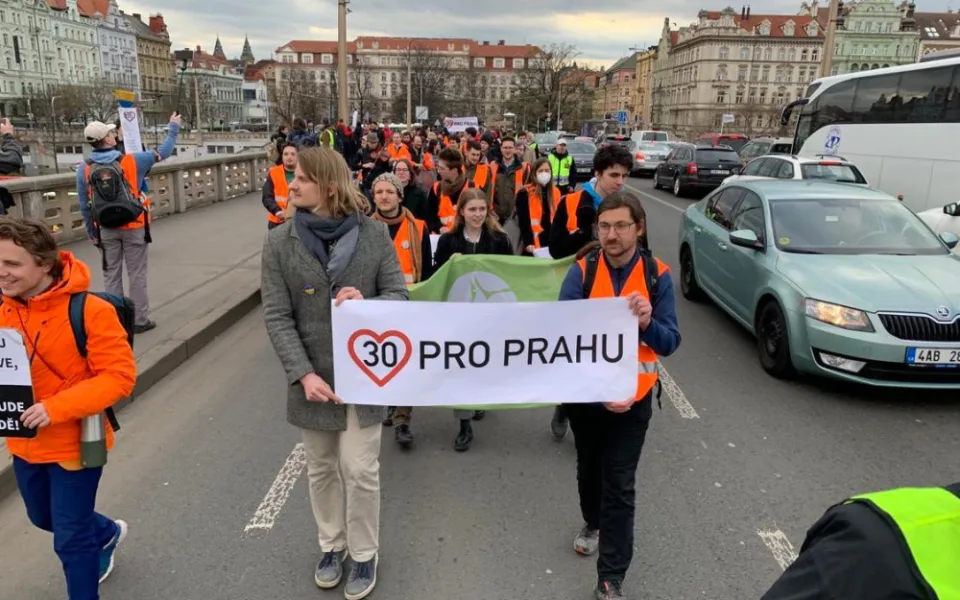 VIDEO: Aktivisté usilující o třicítku v Praze opět blokují dopravu