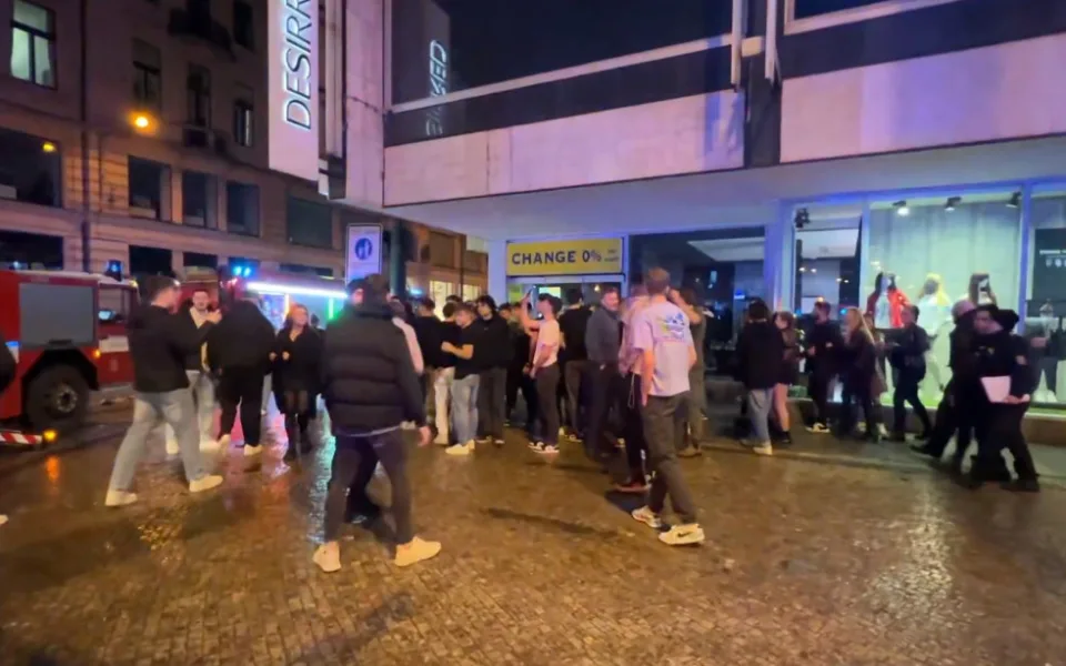 VIDEO: Zásah u nočního požáru Duplexu hasičům komplikovali opilí turisté. Evakuovalo se přes tři sta lidí
