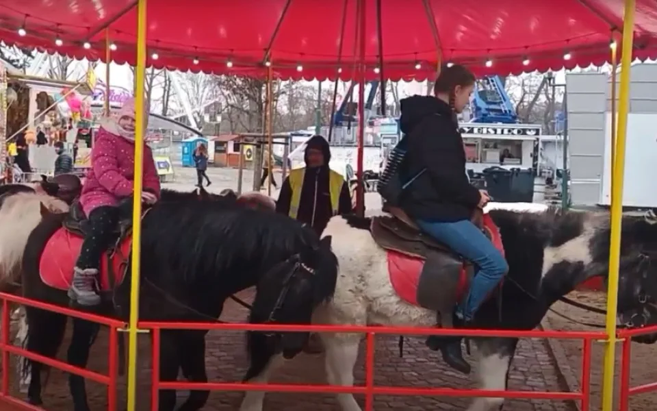 VIDEO: Lidé protestovali proti jízdě na ponících na Matějské pouti