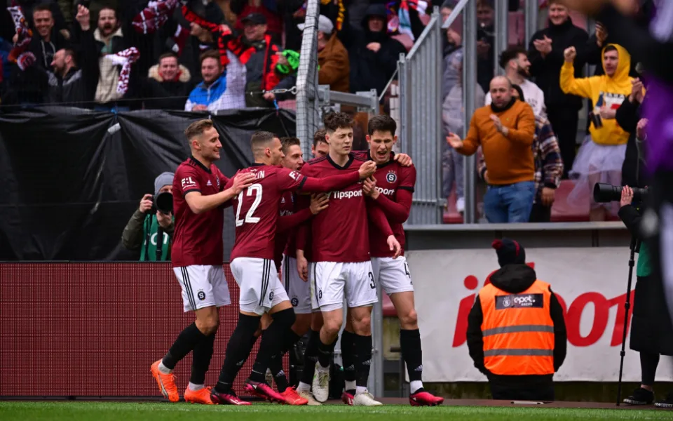 Sparta porazila Brno 3:1 a opět se dotáhla na vedoucí Slavii