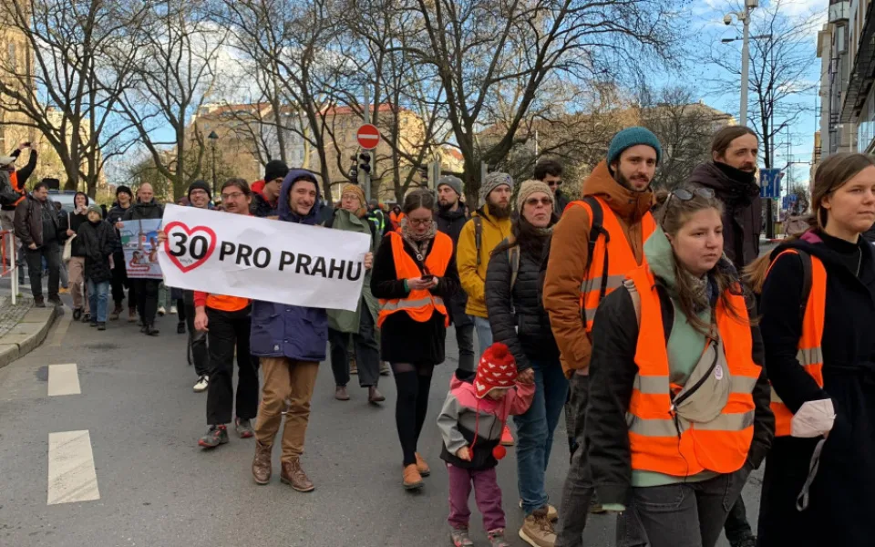 VIDEO: Aktivisté už poosmé blokují provoz v Praze. Stále usilují o zavedení třicítky v Praze